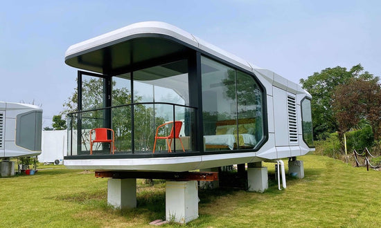 Casa Cápsula E7 com 2 camas, 1 banheiro e varanda