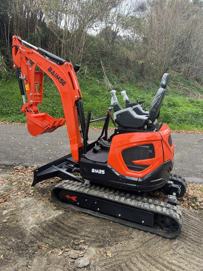 Mini Escavadeira Giratória Baimse de 2500 kg, Motor Kubota D1105 de 3 Cilindros