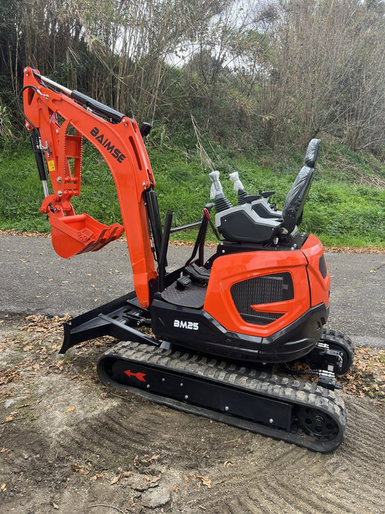Mini Escavadeira Giratória Baimse de 2500 kg, Motor Kubota D1105 de 3 Cilindros
