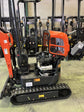 Mini Escavadeira 1200 kg Motor Kubota 3 Cilindros com Lagartas Retráteis de 74 cm